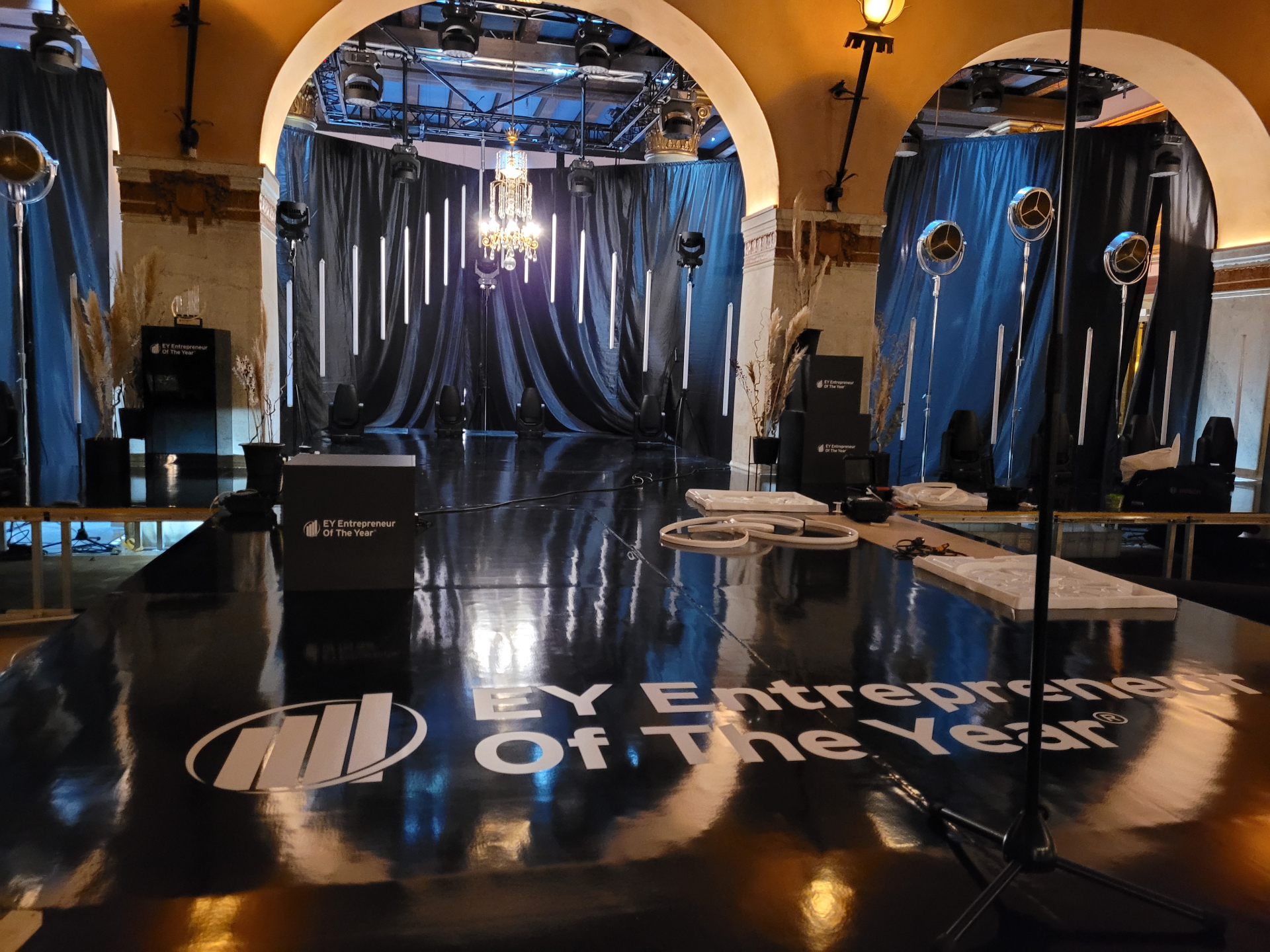 Svart blank dansmatta på EY Entrepreneur Of The Year, Grand Hôtel