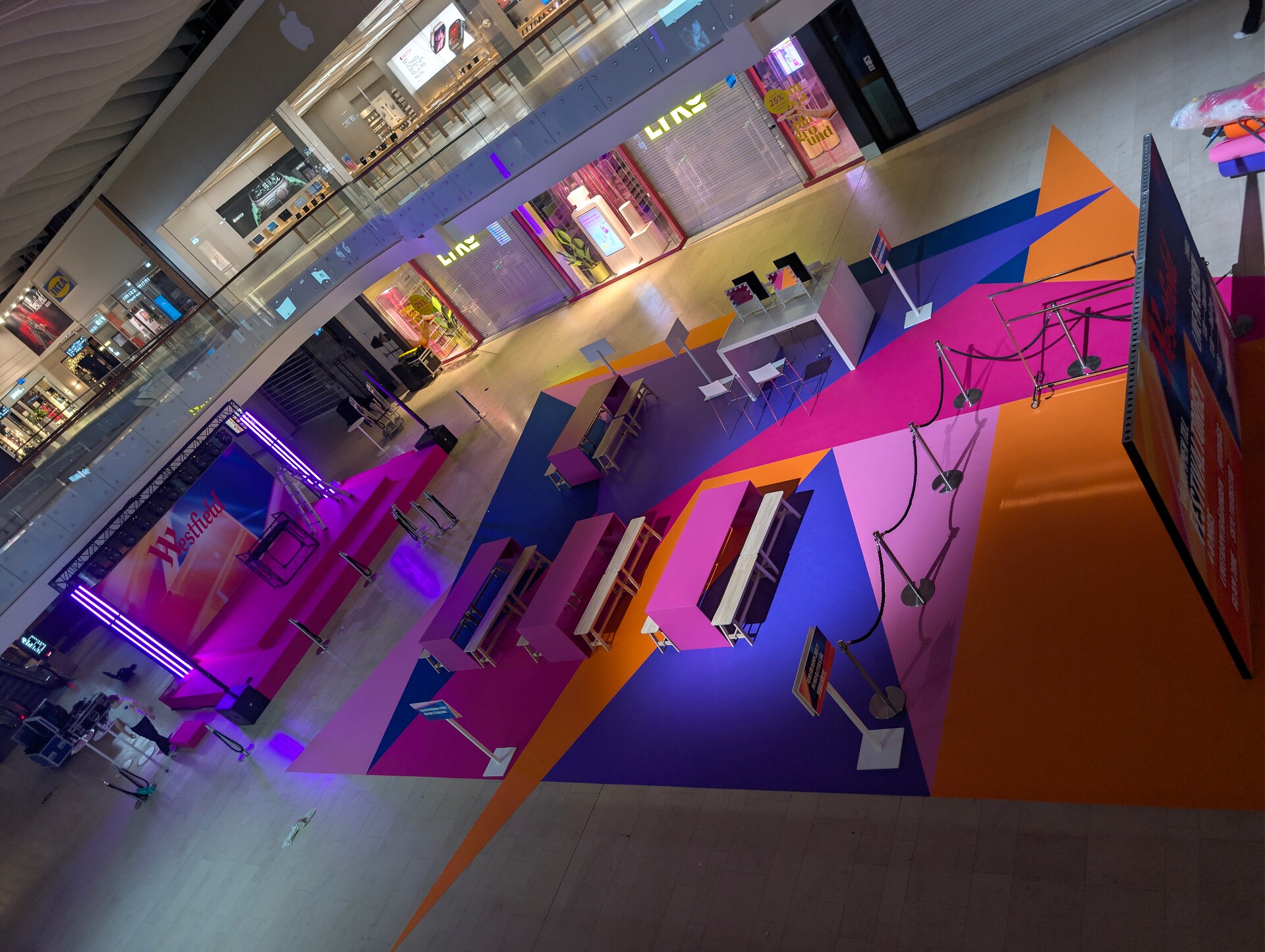 Färgsprakande eventgolv från Svan Golv i shoppingcenter