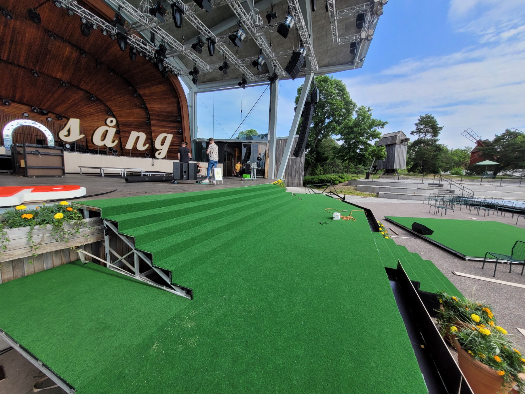 Konstgräs på trappa framför Allsång på Skansen-scenen