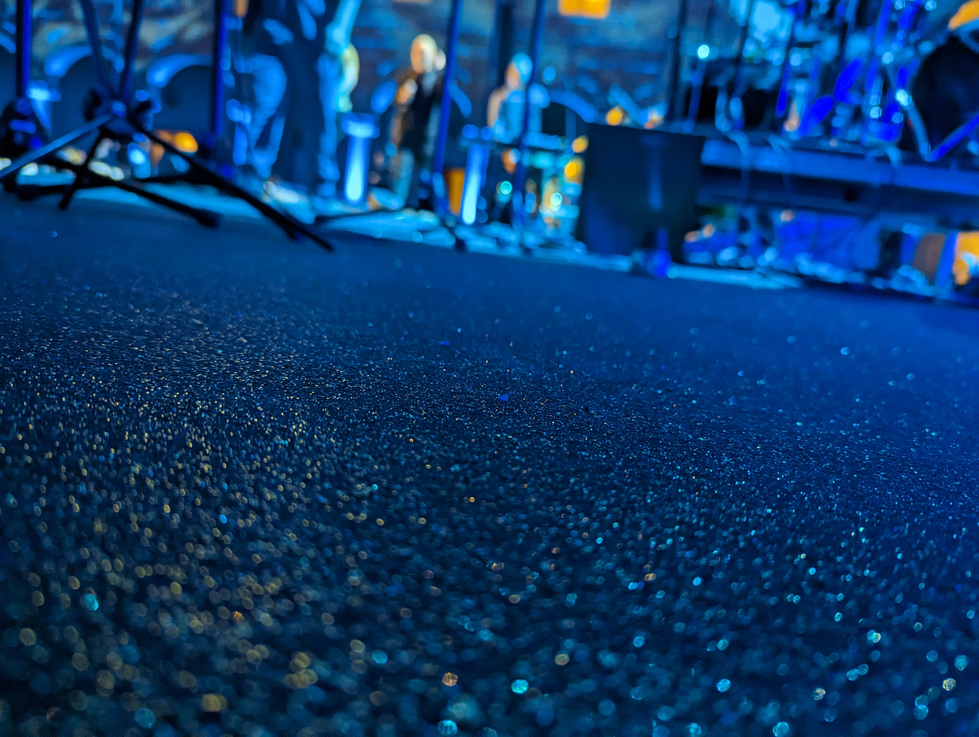 Svart glittermatta framför scen i Stockholms Stadshus