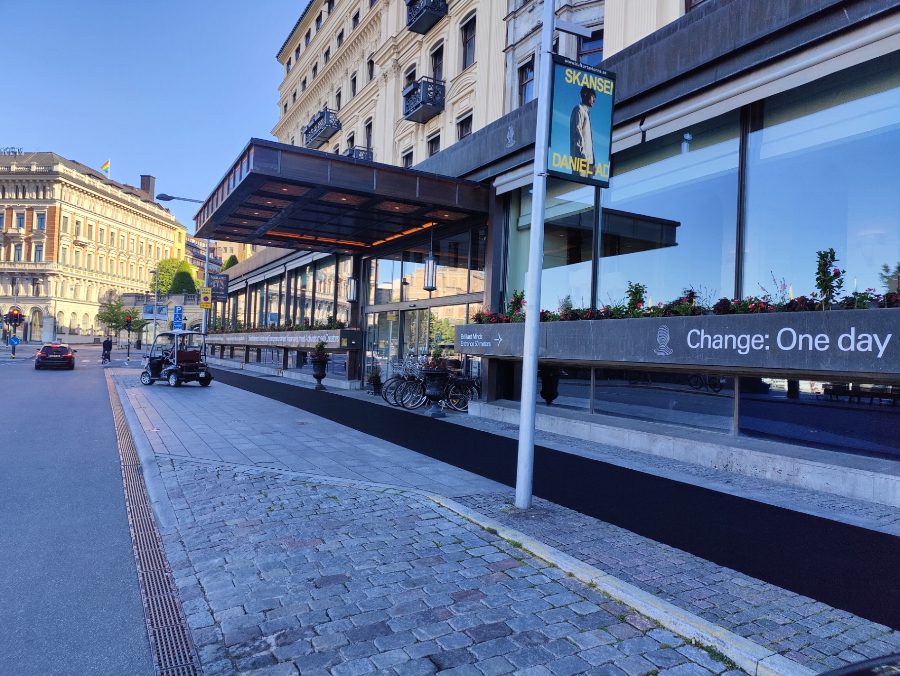 Svart velourlöpare vid Grand Hôtels entré