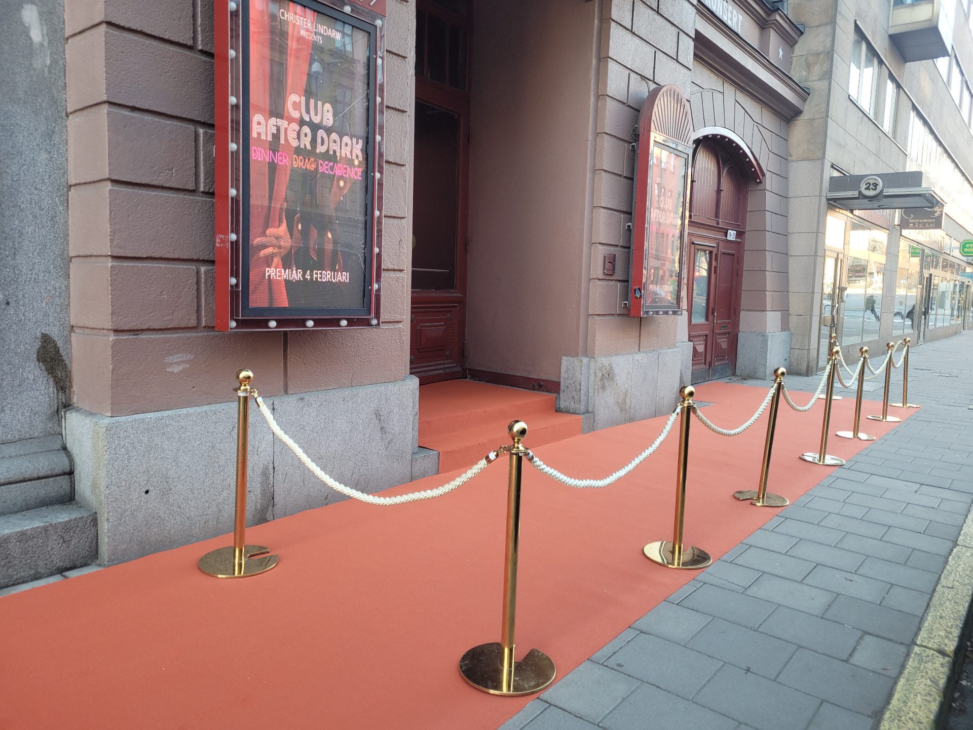 Orange velourmatta utanför Oscarsteatern